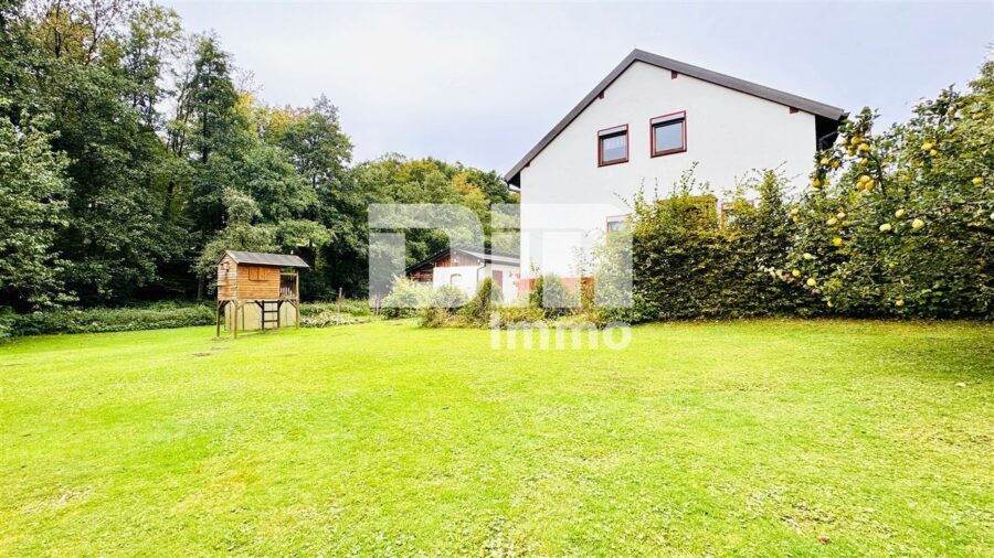 Modernisiertes Einfamilienhaus auf riesigem Grundstück mit Carport und Nebengebäude - Großer Gartenbereich